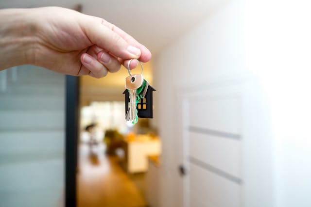 person holding up a set of house keys (2)